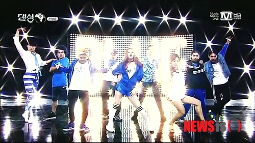 【서울=뉴시스】김정환 기자 = 엠넷의 댄스 오디션 프로그램 ‘댄싱9’ 생방송에 진출한 ‘블루아이’ 멤버 9명. ace@newsis.com
