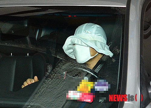 【서울=뉴시스】 박문호 기자 = 검찰이 전두환 전 대통령의 자녀와 일가를 소환해 압류된 자산의 출처와 형성과정을 집중적으로 살필 예정인 가운데 25일 오후 서울 연희동 전두환 전 대통령의 딸 전효선 교수가 자택으로 귀가하던 중 뉴시스 기자를 발견하고 급히 차량을 돌리고 있다. 2013.08.25.&nbsp;&nbsp; go2@newsis.com 