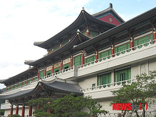 【단양=뉴시스】유경모 기자 = 25일 충북 단양군 영춘면 구인사는 지상 4층, 지하 1층 연면적 9468㎡ 규모의 '불교천태중앙박물관'을 개관했다. 불교천태중앙박물관은 구인사 입구에 자리잡고 있으며, 상설 전시장과 수장고, 도서관 등이 들어섰다. 2013.08.25. (사진=구인사 제공)&nbsp; photo@newsis.com&nbsp;&nbsp; 