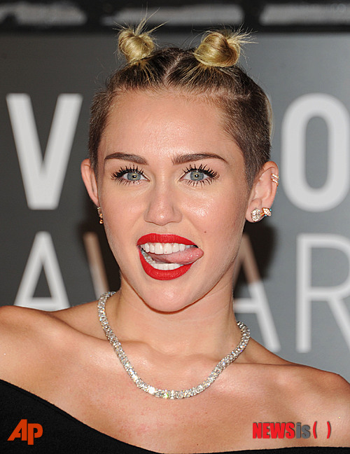 【서울=뉴시스】이재훈 기자 = 미국의 가수 겸 영화배우 마일리 사이러스(21)가 '2013 MTV 비디오 뮤직 어워즈(VMA)'에서 벌인 퍼포먼스로 외설시비에 휩싸였다. 하지만 정작 본인은 만족스러워하고 있다.&nbsp; 사이러스는 26일(현지시간) 트위터에 "미소짓는 사람. 내 VMA 퍼포먼스가 분당 30만6000 트윗을 기록했다. 정전이나 슈퍼볼 때보다 더 많다"(Smilers! My VMA performance had 306.000 tweets per minute. That's more than the blackout or Superbowl!)고 적었다.&nbsp; 사이러스는 전날 뉴욕 브루크린 바클레이스센터에서 열린 시상식에서 '블러드 라인스(Blurred Lines)'로 빌보드 싱글차트 '핫100'에서 11주 연속 1위를 질주 중인 R&B 가수 로빈 시크(36)와 성행위를 연상케 하는 무대를 선보였다.&nbsp; 거의 전라에 가까운 의상을 입고, 섹스 체위를 떠올리는 춤을 거침 없이 췄다.&nbsp; 외신들은 사이러스의 퍼포먼스가 이날 역시 VMA에서 공연한 미국을 대표하는 섹시 팝스타 케이티 페리(29)와 레이디 가가(27)의 무대를 가려버렸다고 앞다퉈 보도했다.&nbsp; 사이러스는 현지에서 '국민 여동생'으로 통한다. 특히 2006년부터 방송된 디즈니채널 어린이 시트콤 '한나 몬타나'에서 평범한 여고생과 아이돌을 오가는 모습을 연기한만큼 팬들의 충격이 크다.&nbsp; 사이러스는 팬들의 기대에 어긋나는 행동을 일삼고 있다. 지난해에는 대낮에 마리화나를 구입했다는 시비에 휘말렸다. 미성년자이던 2010년에는 나이트클럽에서 남자와 뒤엉켜 있는 모습이 공개되며 논란이 일기도 했다.&nbsp; realpaper7@newsis.com 