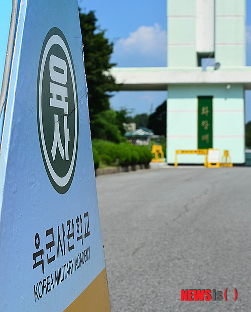 【서울=뉴시스】 박문호 기자 = 육군사관학교 교내 성폭행, 해외봉사활동 중 음주에 이어 미성년자 성매매 혐의로 생도가 구속되는 등 계속된 일탈행위로 '육사 혁신 태스크포스(TF)'가 사관생도 일탈행위 방지를 위한 기강 쇄신 방안을 발표하고 고성균 육사교장이 '육사 제도 문화 혁신'에 대한 브리핑을 한 26일 오후 서울 노원구 공릉동 육군사관학교의 모습&nbsp; 2013.08.26.&nbsp; go2@newsis.com 