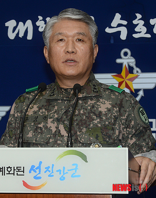 【서울=뉴시스】박상훈 기자 = 26일 오후 서울 용산구 국방부 브리핑실에서 고성균 육사 교장이 '육사 제도 문화 혁신'에 대한 브리핑을 하고 있다. 2013.08.26.&nbsp; hyalinee@newsis.com