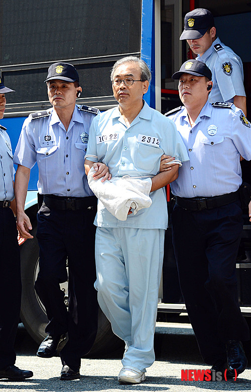【부산=뉴시스】 하경민 기자 = 박영준(53) 전 차관이 원전비리 관련 검찰조사를 받기 위해 27일 오후 부산지검 동부지청으로 들어서고 있다. 검찰은 박 전 차관의 금품 수수여부와 원전납품업체 선정에 영향력을 행사했는지 등에 대해 집중 추궁할 예정이다. 2013.08.27. yulnetphoto@newsis.com