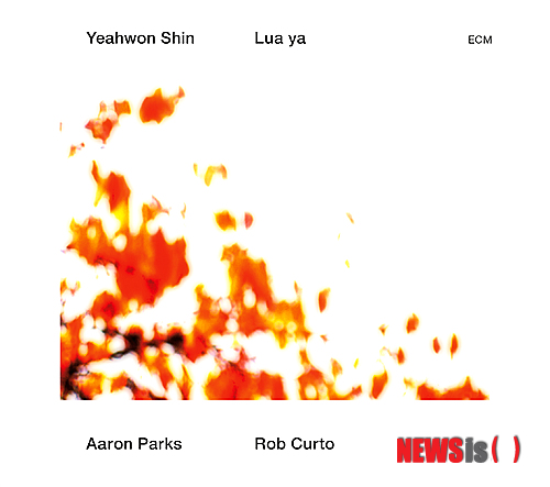 【서울=뉴시스】이재훈 기자 = "어려서부터 바라보고 꿈을 꾸던 회사에서 앨범이 나오게 돼 정말 영광이에요. 무엇보다 아기를 낳은 뒤 새로운 인생 경험의 순간을 담을 수 있어서 참 좋았어요. 이 음반을 모든 엄마와 아기에게 헌정하고 싶습니다."&nbsp; 한국 가수 중에서는 처음으로 고집스러운 장인정신을 내세우는 독일 음반 레이블 ECM을 통해 동요 앨범 '루아 야(Lua ya)'를 발표한 재즈 보컬리스트 신예원(32)은 거듭 감사해했다.&nbsp;&nbsp; realpaper7@newsis.com 