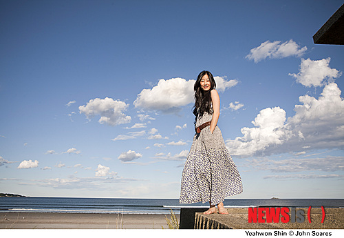 【서울=뉴시스】이재훈 기자 = "어려서부터 바라보고 꿈을 꾸던 회사에서 앨범이 나오게 돼 정말 영광이에요. 무엇보다 아기를 낳은 뒤 새로운 인생 경험의 순간을 담을 수 있어서 참 좋았어요. 이 음반을 모든 엄마와 아기에게 헌정하고 싶습니다."&nbsp; 한국 가수 중에서는 처음으로 고집스러운 장인정신을 내세우는 독일 음반 레이블 ECM을 통해 동요 앨범 '루아 야(Lua ya)'를 발표한 재즈 보컬리스트 신예원(32)은 거듭 감사해했다.&nbsp;&nbsp; realpaper7@newsis.com 