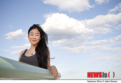 【서울=뉴시스】이재훈 기자 = "어려서부터 바라보고 꿈을 꾸던 회사에서 앨범이 나오게 돼 정말 영광이에요. 무엇보다 아기를 낳은 뒤 새로운 인생 경험의 순간을 담을 수 있어서 참 좋았어요. 이 음반을 모든 엄마와 아기에게 헌정하고 싶습니다."&nbsp; 한국 가수 중에서는 처음으로 고집스러운 장인정신을 내세우는 독일 음반 레이블 ECM을 통해 동요 앨범 '루아 야(Lua ya)'를 발표한 재즈 보컬리스트 신예원(32)은 거듭 감사해했다.&nbsp;&nbsp; realpaper7@newsis.com 