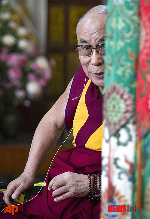 【서울=뉴시스】하도겸 박사의 ‘히말라야 이야기’ <29>&nbsp; 지난 7월 30일 칼럼 ‘달라이 라마, 티베트인 분신 막아라’에서 티베트 망명정부는 더는 분신을 언급하며 이를 이유로 중국정부를 비난해서는 안 된다고 요구했다. 그러한 행동은 결론적으로 분신을 소신공양으로 순교화시킬 뿐이다. 그로 인해 고통받는 티베트인들로 하여금 불교에서는 금지하는 자살의 다른 형태인 분신을 준비시키는 결과를 낳는다. 결국, 이를 통해 중국정부는 오히려 문화정치로서 티베트 식민지화를 더욱 공고히 할 것이다. 이제 달라이라마와 티베트 망명정부는 안타깝지만, 구태를 벗어나 달라이라마의 생전 귀환과 자치를 위한 다른 방도를 구해야 한다. 무엇보다도 오히려 중국에 도움이 돼버린 안타까운 분신자살이 더는 일어나지 않도록 결사적으로 막아야 한다고 요구했다. 그렇지 않으면 베이다이허(北戴河) 여름회의에서 중국의 핵심이익인 티베트 문제에 대한 좀 더 공고한 통치방법에 대한 논의가 지속할 것으로 예측한 바 있다.&nbsp; 8월 5일에는 여름철 연례행사로 중국 최고 지도부와 원로들이 휴가를 보내며 주요 정책을 논의하는 베이다이허(北戴河) 회의에 권력 서열 5위의 정치국 상무위원 류윈산(劉雲山)이 참가하면서 회의 개막이 공식화됐다. 실제로 이 회의는 1일부터 시작됐지만, 류 상무위원이 회의에 참가하는 대신 티베트(시짱, 西藏)를 순시하며 분신 등 자치 요구가 거세지는 티베트의 사회안정 방안 협의로 늦춰졌다. 물론 베이다이허 회의를 탐탁지 않게 생각하는 시진핑 주석의 의향이 반영된 것이겠지만, 다른 위원들이 회의에 참가하거나 임지를 지킨 것과는 달리 류상무 위원이 티베트를 방문한 것은 그만큼 중국정부가 티베트문제를 중요하게 생각한다고 분석해도 크게 문제는 없다.&nbsp; 회의에서는 다른 문제와 함께 신장웨이우얼과 티베트의 분리주의 문제 등이 거론된 것으로 확인된다. 류 상무위원은 라싸 등 티베트 주요 지역에서 경계활동을 펼치는 무장경찰과 군대 등을 위로 방문하면서 “달라이 라마가 주장하는 ‘대티베트 자치구’나 ‘고도자치’는 중국의 헌법과 법률에 완전히 어긋날 뿐 아니라 티베트 불교의 근본이익에도 어긋나며, 티베트 불교가 달라이 라마 집단의 분열적 본질을 명백히 깨달아야 조국의 통일과 민족단결을 유지할 수 있고 티베트의 안정과 조화를 성취할 수 있다”고 강조했다.&nbsp; 8월 7일에는 하안거에 들어간 달라이라마가 극히 이례적으로 티베트인의 분신이 일어나지 않도록 금강승 수행을 하는 전 세계의 신도들에게 기도해달라고 부탁을 했다. 파율닷컴(phayul.com)에 의하면, 지난달 8일 티베트 망명정부의 총리인 롭상상가이 박사는 출라캉(Tsuglakhang) 사원에서 열린 특별기도회에서 자기희생 즉, 분신 등의 과격한 항의를 삼가 달라고 티베트 내부에 호소했다. 하지만 롭상 박사는 이러한 호소 뒤에 분신은 정치적 종교적 억압과 경제적 소외, 사회적 차별, 환경파괴 등 중국의 잘못된 정책으로 발생했으며 티베트인들의 절망과 분노의 새로운 임계점을 나타낸다고 주장했다.&nbsp; 결국, 중국정부 처지에서 보면 겉으로는 분신하지 말라고 하면서 속으로는 결국 분신을 거론하며 분신의 의미를 재조명, 중국정부의 잘못된 정책 탓이라고 비난한 것이다. 분신을 티베트 망명정부에서 정치적으로 이용하고 있으며 말리기는커녕 부추기고 있다고 이해할 수밖에 없는 시추에이션이 계속되고 있는 셈이다. 중국정부를 자극해서 얻어낼 수 있는 것이 과연 무엇인가 의아스럽다. 미국의 CIA와 같은 보이지 않은 손이 활동을 하는 것인가?&nbsp; 8월 13일 중국 정부는 칭하이성 위수티베트족자치주에서 발생한 주민의 광산개발 항의 시위를 강경 진압했다고 한다. 주민 3000여 명이 지진이 잦은 이 지역에서 환경 파괴까지 하며 중앙정부로부터도 허가받지 않은 광산 개발을 하는 것에 반대하는 시위를 벌이는 과정에서 수백 명의 군과 경찰이 시위 군중을 해산시키기 위해 최루탄을 발사했고 전기봉으로 시위대를 구타해 중상자가 속출했고 주민 한 명이 항의 표시로 자살까지 한 것으로 알려졌다.&nbsp; 사실이라면 베이다이허에서 중국정부가 무엇을 결정했는지 쉽게 짐작이 되는 부분이다. 결국, 종교적 열망이 깊은 티베트인의 분신과 자살 등의 자기희생은 멈추지 않을 전망이다. 티베트 망명정부가 달라이라마의 평화적인 중도노선을 포기하지 않는 한 분신이나 자살 등은 안타까운 소신공양이나 종교적인 자기희생에 멈출 것이다. 하지만 그 결과 중국의 표면적으로는 부드러운 그러나 시위 등에는 강경한 문화정치는 더더욱 공고해질 뿐임을 알아야 한다.&nbsp; 5월 24일 칼럼 ‘칭하이성의 아름다운 보물’에서 영토문제의 미래는 알 수 없으며, 역사가 지속하는 한 최후의 승리자는 결국 누가 그 문화의 정수를 얻어서 계승하는가에 낙점이 찍힌다고 주장했다. 문화의 주인공은 영토와 정통성을 얻는다. 이러한 측면에서 인도 다람살라에서 티베트의 전통문화를 계승하는 티베트 망명정부가 양성하는 승려들과 중국 정부에 의해서 보호와 지원을 받는 칭하이성 최고 예술가들의 진검승부를 엿보는 것이 중요한 관점 포인트라고 설명한 바 있다. 또 8월 18일 칼럼 ‘따시델렉 티베트! 안녕하세요 티베트!’에서는 달라이라마의 모국어 교육을 지지하며, 우리 민족이 그랬듯이 모국어를 사용하는 민족이 있는 한 언제나 희망은 남아 있다고 주장했다.&nbsp; 8월 25일 로스앤젤레스를 방문한 상가이 사장은 중국의 강경 정책으로 신장웨이우얼자치구, 네이멍구자치구 등과 비슷한 암울한 처지에 있다고 밝혔다. 최근 신장웨이우얼자치구에서 경찰의 발포로 최소한 16명이 사망한 사태에 주목하면서 티베트 문제 해결을 위해 중국 정부와 윈윈하는 평화적인 길을 모색해야 한다고 강조했다. 그는 티베트 청년들에게 근신하면서 학업에 열중하라고 격려하고 민족 문화를 계승하고 민족이 영구히 생존할 수 있는 공간을 찾는 책임을 용감하게 짊어지라고 주문했다. 그는 티베트 민족이 티베트 고원지대에 거주해온 지 1100년이 지났다면서 젊은 세대가 노력을 게을리하면 티베트가 지도상에서 사라질 위기를 맞을 것이라고 덧붙였다.&nbsp; 결국, 티베트 문제는 중국이 온전한 G2인 이상 해결될 수 없는 문제다. 수천 년의 중국 역사에서 보이듯 지금의 중국이 몇 년이 지속할지는 아무도 예측할 수는 없다. 그러나 수백 년 지속할 수는 없을 것이다. 그때를 기다리며 서구문명과 과학과 우리 불교의 만남을 가장 조화롭게 융화시키고 있는 달라이라마의 티베트의 종교와 문화의 계승과 발전에 대한 비전을 실행하고 있어야 한다. 그래야 달라이라마 사후 티베트불교에 대한 열풍이 끝났을 때 티베트의 가까운, 그러나 오래된 미래를 제대로 준비할 수 있을 것이다.&nbsp; 칼럼을 쓰면서 몇몇 티베트 정부 관련자나 달라이라마 추종자들의 비난을 직간접적으로 듣곤 한다. 훌륭한 수행자인 달라이라마를 존경하지만, 그렇다고 티베트인이 아닌 이상 이 나라 이 민족으로 태어난 이유와 인연이 있다. 일제를 경험한 나라의 백성으로서 나라를 잃은 티베트인에 동정이 가지만 그러기에 더욱더 우리나라가 소중하다. 그렇다고 지중파나 친중파는 더욱 아니다. 불자는 부처님이 가르쳐 준 팔정도 가운데 바른 견해인 정견을 버려서는 안 된다. 따라서 불자들은 나무달라이라마존자 즉, 달라이라마에게 귀의하는 것이 아니다. 나무마하반야바라밀 즉, 지혜행에 귀의해서 바른 견해를 내야 한다. 모든 문제의 해결은 냉철한 현실인식에서 비롯된다. 현실을 직시하지 않고 환상에 빠져 아상을 내서는 안 된다. 더는 달라이라마 마케팅을 하는 사람들의 밥그릇 챙기기에 들러리 서서도 안 된다. 티베트에 대해 모르는 게 참으로 많은 까닭에 좁은 소견이나 지식 그리고 왜곡도 있다. 그래서 이에 대한 정확한 근거를 제시하는 그런 비난이 아닌 비평을 매일매일 겸허하게 기다려 본다.&nbsp; 국립민속박물관 학예연구사 galmun@hanmail.net