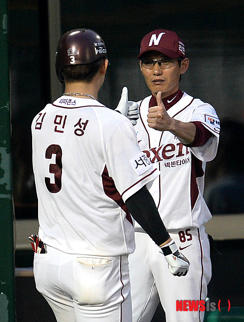 【서울=뉴시스】넥센 히어로즈 염경엽(45) 감독이 27일 잠실 LG전에서 "서건창이 합류하면서 4·5월 좋았을 때 키스톤 콤비가 컴백했다"고 밝혔다. 사진은 지난 1일 목동 한화전에서의 염 감독의 모습. (사진 = 뉴시스 DB)