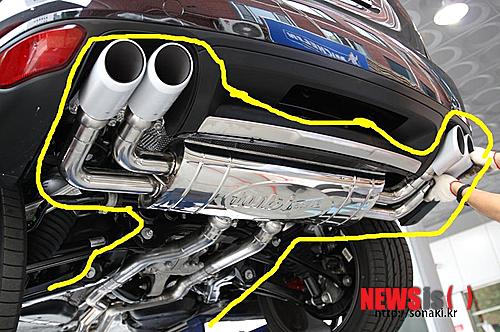 【서울=뉴시스】안호균 기자 =&nbsp; 수입 스포츠카에 소리가 큰 사제 소음기를 불법으로 부착한 수입업체와 차량 소유주, 소음 인증 검사를 부정하게 통과시켜 준 인증 대행업체가 무더기로 경찰에 적발됐다.&nbsp;&nbsp; 서울경찰청 경제범죄수사대는 차량을 불법 구조 변경한 수입업자와 차량 소유주 45명을 자동차관리법 위반 혐의로, 인증 대행업체 대표 5명을 위계에 의한 공무집행 방해 혐의로 불구속 입건했다고 28일 밝혔다.&nbsp;&nbsp; 스포츠카에 불법 설치된 이탈리아산 소음기 '뚜비스타일(Tubi-Style)'(사진 : 서울경찰청 제공)&nbsp;&nbsp; ahk@newsis.com&nbsp;&nbsp; 