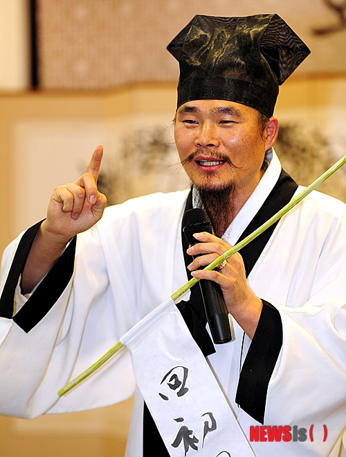 【진천=뉴시스】강신욱 기자 = '청학동 훈장'으로 유명한 김봉곤 훈장이 충북 진천군 문백면 평산리에 전통교육 시설을 운영하고 있다. 2013.08.28. (사진=뉴시스 DB) photo@newsis.com
