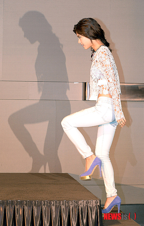 【서울=뉴시스】서재훈 기자 = 28일 오후 서울 중구 앰버서더호텔에서 KBS 2TV 새 주말드라마 '왕가네 식구들'제작발표회가 열린 가운데 출연배우 이윤지가 포토타임을 위해 무대로 오르고 있다. 2013.08.28. jhseo@newsis.com