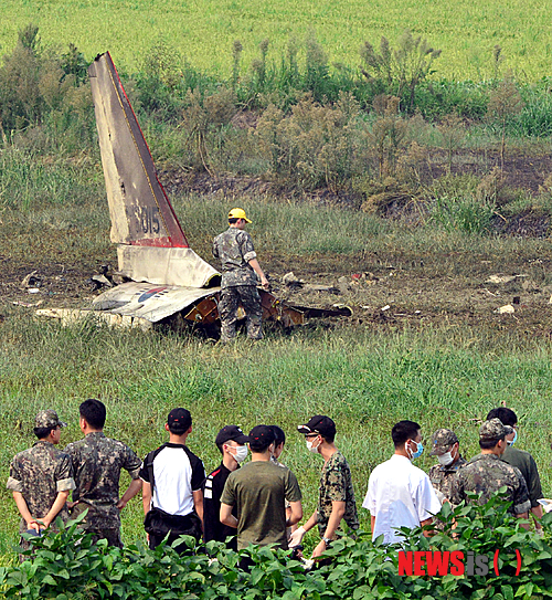 【광주=뉴시스】류형근 기자 = 28일 오후 2시8분께 광주 광산구 신촌동 신야촌 상공에서 비행 훈련중이던 제1전투비행단 소속 훈련기 T-50기종이 지상에 추락한 가운데 군 당국이 원인을 파악하기 위해 사고 기종 잔해에서 조사를 벌이고 있다. 2013.08.28.&nbsp; hgryu77@newsis.com 