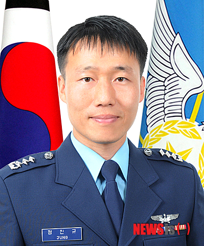 【서울=뉴시스】고승민 인턴기자 = 28일 오후 전남 광주 광산구 상공에서 훈련기 T-50 비행훈련 중 조종사 정진규(35·공사 51기) 대위가 추락사고로 순직했다. 2013.08.28. (사진=공군 제공)&nbsp; photo@newsis.com 