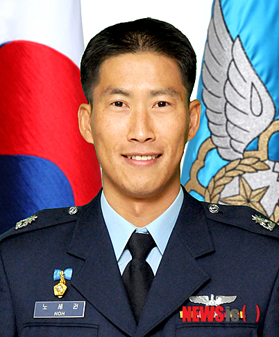 【서울=뉴시스】고승민 인턴기자 = 28일 오후 전남 광주 광산구 상공에서 훈련기 T-50 비행훈련 중 추락사고로 조종사 노세권(34·공사 50기) 소령이 순직했다. 2013.08.28. (사진=공군 제공)&nbsp; photo@newsis.com