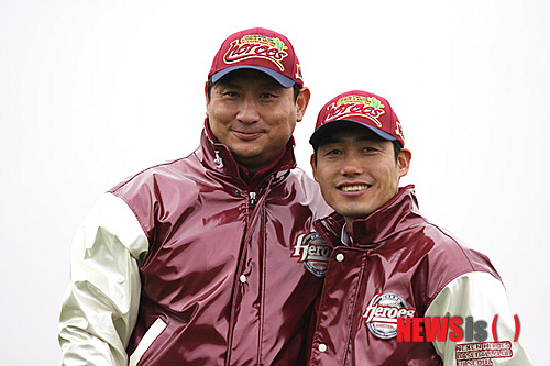 【서울=뉴시스】프로야구 넥센 히어로즈는 심재학(41·사진 왼쪽) 코치와 최만호(39) 코치가 보직을 맞변경했다고 28일 밝혔다. 사진은 지난 2월 미국 스프링캠프에서의 심 코치와 최 코치의 모습. (사진 = 넥센 히어로즈 제공)