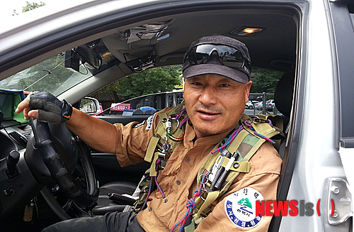 【태백=뉴시스】홍춘봉 기자 = 강원 태백시 동원운수 소속 이홍렬(50)씨는 태백지역에서 가장 별나면서도 부지런한 택시 운전기사다. 사진은 지난 25일 태백산도립공원 택시승강장에서 핸들을 잡고 있는 이씨 모습. 2013.08.29.&nbsp;&nbsp;&nbsp; casinohong@newsis.com&nbsp; 