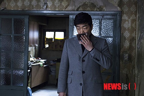 【서울=뉴시스】김정환 기자 = ‘나우 유 씨 미’의 마술에 ‘숨바꼭질’마저 홀려버렸다.&nbsp; 영화진흥위원회 통합전산망에 따르면, 제시 아이젠버그(30), 마크 버펄로(46)의 할리우드 범죄영화 ‘나우 유 씨 미:마술사기단’(감독 루이스 리터리어)은 28일 580개관에서 3025회 상영되며 11만9793명을 모아 14일 개봉 이후 줄곧 1위를 고수해 온 스릴러 ‘숨바꼭질’(감독 허정)를 끌어내리고 1위에 올라섰다. 22일 개봉 이후 7일만이다. 누적관객은 143만4697명이다.&nbsp; ace@newsis.com