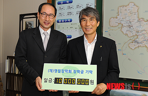 【영월=뉴시스】홍춘봉 기자 = 강원 영월군은 충북 제천시 충주호월악산유스호스텔 신원식 대표(왼쪽)가 영월군을 방문해 30일 향토장학금 1000만원을 박선규 군수에게 기탁하고 있다. 2013.08.30. (사진=영월군 제공)&nbsp;&nbsp; photo@newsis.com&nbsp; 