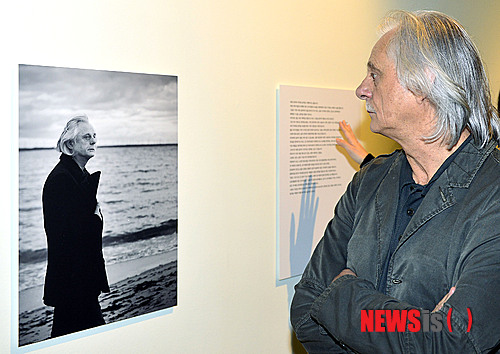 【서울=뉴시스】최동준 기자 = 독일의 명품 음악 레이블 ECM 설립자이자 프로듀서 만프레드 아이허가 30일 오후 서울 인사동 아라아트센터에서 ECM 전시 중 자신의 사진을 바라보고 있다. 영상, 사진, 회화, 음악 등을 통해 ECM의 역사와 철학을 되돌아보는 아시아 최초 전시회가 오는 31일부터 인사동 아라아트센터에서 열린다. 2013.08.30.&nbsp; photocdj@newsis.com