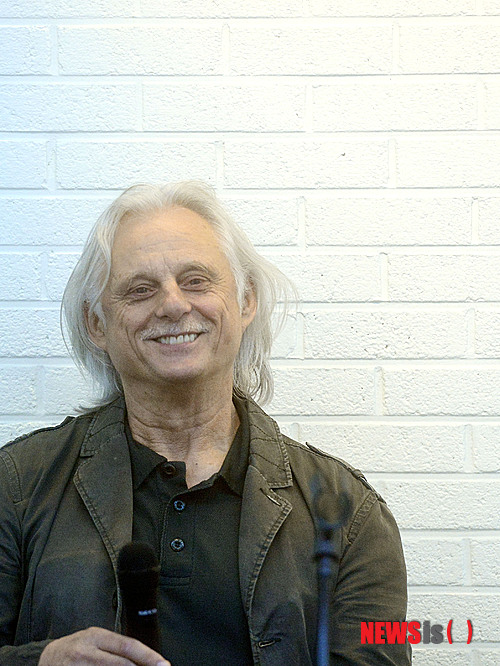 【서울=뉴시스】최동준 기자 = 독일의 명품 음악 레이블 ECM 설립자이자 프로듀서 만프레드 아이허가 30일 오후 서울 인사동 아라아트센터에서 기자회견을 갖고 있다. 영상, 사진, 회화, 음악 등을 통해 ECM의 역사와 철학을 되돌아보는 아시아 최초 전시회가 오는 31일부터 인사동 아라아트센터에서 열린다. 2013.08.30.&nbsp; photocdj@newsis.com