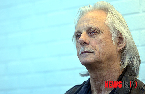 【서울=뉴시스】최동준 기자 = 독일의 명품 음악 레이블 ECM 설립자이자 프로듀서 만프레드 아이허가 30일 오후 서울 인사동 아라아트센터에서 기자회견 중 취재진 질문을 듣고 있다. 영상, 사진, 회화, 음악 등을 통해 ECM의 역사와 철학을 되돌아보는 아시아 최초 전시회가 오는 31일부터 인사동 아라아트센터에서 열린다. 2013.08.30.&nbsp; photocdj@newsis.com