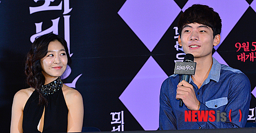 【서울=뉴시스】조종원 기자 = 30일 오후 서울 성동구 행당동 CGV 왕십리점에서 열린 영화 '뫼비우스' 시사회 및 베니스영화제 기자회견에서 배우 서영주가 취재진의 질문에 답변을 하고 있다. 2013.08.30. choswat@newsis.com