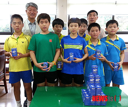 【밀양=뉴시스】안지율 기자 = 31일 경남 밀양시 초동면 출신의 마라톤 국가대표 오진욱 선수가 고향의 꿈나무들이 큰 꿈을 키워나가기를 기원하는 온정의 선물을 전달해 훈훈한 감동을 주고 있다. 사진은 밀양교육지원청에 오 선수가 전달한 건강보조식품을 지역의 꿈나무들이 들고 있다. 2013.08.31. (사진=밀양시 제공)&nbsp; photo@newsis.com 