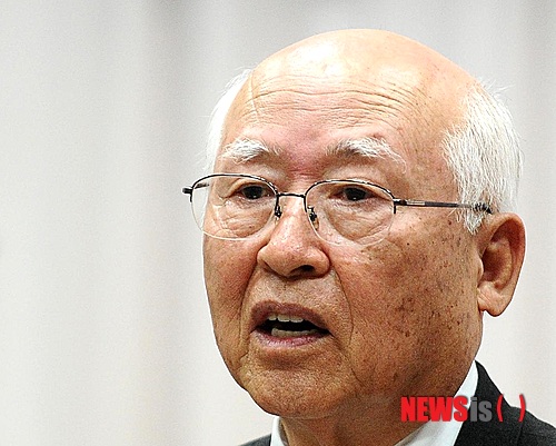 【서울=뉴시스】신동립 기자 = 이윤구(84) 한겨레아리랑연합회 이사장이 30일 오전 6시 하와이 퀸스병원에서 폐렴으로 소천했다. 한산이씨대종회 이사장, 월남이상재선생기념사업회 이사장이기도 한 이 박사는 평양 태생으로 강원 원주에서 성장했다. 한국신학대를 거쳐 중앙신학교 사회사업과를 졸업하고 미국 펜들힐대학원에서 수학했다. 영국 맨체스터대 경제사회대학원에서 철학박사 학위를 받았다. 1961년 이후 기독교세계봉사회 총무, 중동기독교연합회 아랍피난민구호사업부 총무, 세계기독교협의회 중동파견 특별대표, UNICEF 이집트·인도·방글라데시 대표, UN아동영양특별위원회 사무국장, 한신대 사회복지학과 교수, 한국청소년연구원 원장, 월드비전 회장, 미국 사우스캐럴라이나대학 사회복지대 객원교수, 범종단 북한수재민돕기운동 추진위원장, 경실련 통일협회 이사, 흥사단 민족통일운동 공동대표, 인제대 총장, IYV 한국위원회 위원장, 한국대학사회봉사협의회 회장, 대한적십자사 총재, 북한결핵어린이돕기 범국민운동본부 총재, 인간성회복운동추진협의회 총재, 한국대학사회봉사협의회장, 공명선거실천시민운동협의회 공동대표, 한국시민단체협의회 공동대표, 서울평화센터 이사장 등을 지내며 봉사했다. ‘생명존중’으로 요약 가능한 생애다. 사상가 함석헌(1901~1989)은 생전 “성경은 이윤구가 내게서 배우고, 이윤구는 나에게 평화주의를 가르쳤다”며 이 박사의 철학을 높이 평가하기도 했다. 고인은 미국의 인권운동가 마틴 루터 킹 목사(1929~1968)식 대중운동을 강조했다. “내가 UN에 있어봐서 아는데, UN은 정부보다 민간을 더 좋아한다”며 여야, 남북, 그리고 국제 역학관계에서 자유로운 실천가의 삶을 살았다. 최근까지 경북 포항 한동대 석좌교수로 학생들을 가르치며 노익장을 과시했다. 국민훈장 동백장, UNICEF 사무총장 표창, 국민훈장 무궁화장, 백강상 등을 수상했다. 부인 차신애 여사, 아들 신복(신일·변호사), 딸 윤희(사회사업가)씨를 남겼다. 서울 수송동 한산이씨대종회 사무국에서 9월1일 오전 8시부터 3일 오후 8시까지 분향할 수 있다. 02-734-7460 reap@newsis.com