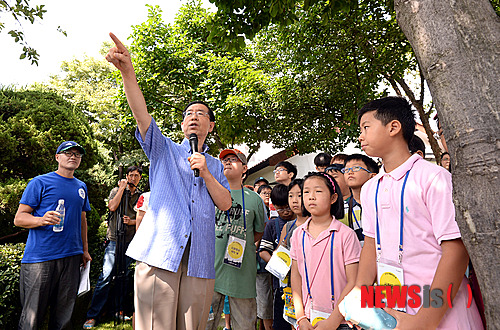 【서울=뉴시스】서재훈 기자 = 31일 오전 박원순 서울시장이 종로구 혜화동 공관에서 '2013 서울문화의 밤' 행사 일환으로 '시장공관 여는 날' 행사를 진행, 시민들에게 공관을 소개하고 있다. 2013.08.31. jhseo@newsis.com