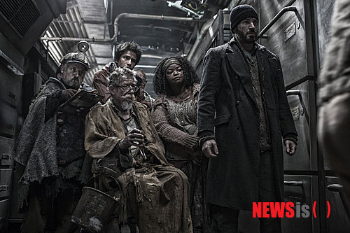 【서울=뉴시스】김정환 기자 = 크리스 에번스(32) 틸다 스윈턴(53) 송강호(46)의 SF 블록버스터 ‘설국열차‘가 900만 관객을 돌파했다.&nbsp; 투자배급사 CJ E&M은 ‘설국열차’가 31일 오전 9시 영화진흥위원회 통합전산망 기준으로 누적관객 901만1432명을 기록했다고 밝혔다. 7월31일 개봉 이후 32일만이다.&nbsp; ‘설국열차’는 개봉 2일째 100만, 5일째 300만, 7일째 400만, 10일째 500만, 12일째 600만, 15일째 700만, 19일째 800만명을 넘어서며 질주해왔다.&nbsp; 이제 남은 관심사는 두 가지다. 봉준호(44) 감독이 1300만 관객을 모은 ‘괴물’(2006)에 이어 ‘설국열차’로 국내 최초 두 차례 ‘1000만 감독’에 오를 것인가, 세계적으로 인정받는 한국 최고의 흥행감독이 한국자본으로 할리우드 스타들을 기용해 만든 최초의 글로벌 프로젝트의 해외 흥행성공 여부다.&nbsp; 1000만명 달성은 어려워 보인다. ‘설국열차’의 흥행세는 주말을 맞아 되살아나고 있기는 하다. 영진위의 30일 집계에서 ‘설국열차’는 3만7142명을 모아 할리우드 SF블록버스터 ‘엘리시움’(14만3100명), 할리우드 범죄영화 ‘나우 유 씨 미: 마술사기단’(13만3618명), 스릴러 ‘숨바꼭질’(11만7238명)에 이어 4위를 차지했다. 전날 5위에서 한 계단 올라섰다. 31일 오후 1시 현재 ‘설국열차’는 영진위 예매율 집계에서 5위다. 여기에 900만 돌파의 홍보효과까지 업은 만큼 9월1일까지 920만 관객을 바라볼 수 있다. 그러나 80만명을 더 확보하기까지 시간이 너무 없다. 특히 9월5일 같은 투자배급사의 추석 기대작인 설경구(45) 문소리(40) 다니엘 헤니(34)의 코믹 액션 ‘스파이’(감독 이승준)가 개봉하는만큼 상영 규모 유지는 힘들게 됐다.&nbsp; 봉 감독은 “과거와 배급시스템이 달라졌기 때문에 1000만 영화라는 것은 더 이상 의미가 없다고 생각한다. 판촉 행사나 마케팅 등을 통해 관객을 늘린 다른 영화들처럼 억지로 1000만 관객을 넘기고 싶지는 않다”며 1000만명에 미련을 갖고 있지 않음을 분명히 했다.&nbsp; 반면, 제작사 모호필름 대표인 박찬욱(50) 감독은 “봉 감독은 1000만 돌파에 욕심이 없다지만 제작자로서는 솔직히 욕심이 난다. 감독보다 제작자가 영화 흥행에 대한 부담감이 클 수밖에 없다. 감독은 제작비에서 어느 정도 자유로울 수 있지만 제작자는 그렇지 않기 때문”이라면서 “‘설국열차’는 여러모로 의미가 깊은 영화다. 1000만 돌파가 기대되는 것은 당연하다”는 입장이다.&nbsp; 해외 흥행성공은 미지수다. 올 봄부터 10분짜리 프로모션 영상만으로 167개국에 선판매되며 총제작비 430억원의 절반인 2000만 달러를 회수해 한국 영화 최초로 글로벌 흥행 가능성을 높였다. 10월부터 프랑스를 시작으로 다른 유럽국가들, 일본에서 개봉 예정이다. 북미는 개봉 일정을 협의 중이다. 특히 같은 99% 피지배계급과 1% 지배계급의 대결을 그린 맷 데이먼(43) 조디 포스터(51) 샬토 코플리(40)의 ‘엘리시움’(감독 닐 블롬캠프)이 북미에서 9일 개봉, 흥행에 실패한 것이 ‘설국열차’에게 득이 될는지, 실이 될는지는 알 수 없다.&nbsp; 봉 감독은 “700만 관객 돌파로 ‘설국열차’의 손익분기점이 넘었다고 하지만 해외 판매분까지 다 합쳤을 때의 이야기”라며 “해외에 선판매됐다고 해도 돈이 얼마나 잘 걷히고 있는지는 알 수 없는 일이다. 흥행이 안 됐다고 안 줄 수도 있는 것 아닌가”라며 조심스러워 했다&nbsp;&nbsp;&nbsp; 한편 CJ E&M은 900만 돌파에 맞춰 주인공 ‘커티스’를 열연한 에번스의 감사 영상을 공개했다.&nbsp; 한 달 전 다녀간 에번스는 “한국에 다녀온 지 몇 주가 흘렀는데, 벌써 여러분들이 보고 싶다. 한국팬들이 보여준 환대는 경이로웠고, 놀라웠다. 정말 깊이 감사한다”면서 “‘설국열차’에 보여준 반응을 전해 듣고 정말 흥분됐다. 내게는 한국 관객 여러분의 반응이 곧 세계의 반응”이라고 전했다.&nbsp; ace@newsis.com