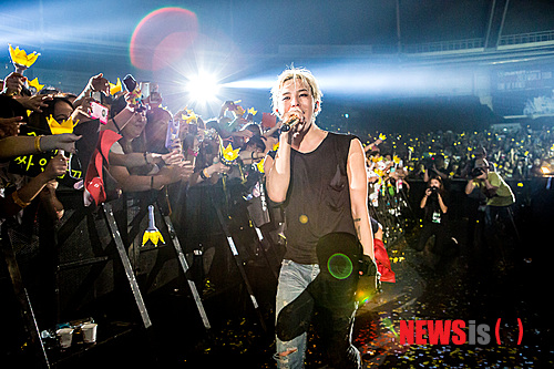 【서울=뉴시스】오제일 기자 = 그룹 '빅뱅'의 리더 지드래곤(25)이 두 손 가득 신곡을 들고 돌아왔다.&nbsp; 지드래곤은 1일 서울 올림픽공원 체조경기장에서 지난 3월부터 이어온 솔로 월드투어 '원 오브 어 카인드(ONE OF A KIND)'의 마지막 점을 찍었다. 동시에 새로운 솔로 앨범 활동의 시작을 알렸다.&nbsp; 지드래곤은 이날 공연에서 "단언컨대, 지금까지 만든 앨범 중 최고의 앨범"이라고 발매를 앞둔 솔로 앨범을 소개했다. 앨범 수록 예정인 '쿠데타' '삐딱하게'의 무대와 뮤직비디오를 콘서트를 통해 최초로 선보이기도 했다.&nbsp; 공연의 시작은 2일 공개가 예고된 '쿠데타'의 뮤직비디오가 알렸다. '미치GO' '원 오브 어 카인' 등의 뮤직비디오를 연출한 서현승 감독이 메가폰을 잡았다. '설원 위의 앙상한 나무' '피 흘리는 흰색 가면' 등이 등장, 몽환적인 분위기를 살렸다.&nbsp; '미치GO' '하트 브레이커' '원 오브 어 카인드'로 공연장을 달군 뒤 공개된 '쿠데타'의 무대는 붉었다. 빨간 조명, 빨간 영상, 빨간 레이저가 무대, 팬, 공연장을 뒤덮었다. 복면을 쓴 백댄서들과 무대에 오른 느리면서도 강한 록 비트를 바탕으로 인상적인 무대를 펼쳤다.&nbsp; 공연 말미 공개된 신곡 '삐딱하게'는 따라 부르기 쉬운 멜로디에 '위로 따윈 집어치워, 오늘 밤은 삐딱하게'로 이어지는 도발적인 가사가 인상적인 곡이었다. 자리를 함께한 1만 관객은 쉼 없는 점핑으로 신곡을 마주했다.&nbsp; 신곡 무대를 비롯해 지드래곤이 가장 공을 들인 무대는 '악몽'에서 '쉬스 곤(She's Gone)'으로 이어지는 무대였다. 그는 거대한 무대 좌우를 쉼 없이 뛰어다니는가 하면 무대 뒤편 3개의 층으로 구획된 무대도 오르락내리락했다. 무릎을 꿇고 무대 위에서 떨어지는 비에 젖기도 했다.&nbsp; YG 소속 가수들도 총출동해 지드래곤의 월드투어 마무리와 솔로활동 시작을 응원했다.&nbsp; 최근 YG 엔터테인먼트에 둥지를 튼 어쿠스틱 듀오 '악동뮤지션'의 이수현(14)이 '미싱 유'를 나눠 불렀고 그룹 '2NE1'의 씨엘(22)은 '더 리더스(The Leaders)' 무대에 함께 올라 랩 실력을 뽐냈다. 힙합그룹 '에픽하이'의 타블로(33)는 '불붙여 봐라'로 지드래곤과 함께했고 그룹 '2NE1'은 '내가 제일 잘나가' '두 유 러브 미(Do You Love Me)' 등 자신들의 히트곡을 뽐냈다.&nbsp; '빅뱅'의 나머지 멤버들도 함께했다. 태양(25), 탑(26), 대성(24), 승리(23) 등은 '배드보이(Bad Boy)'를 혼자 소화한 지드래곤의 무대가 끝난 뒤 월드투어 마지막 무대를 기념하는 케이크와 함께 나타났다.&nbsp; '빅뱅'은 '배드보이' '24/7' '판타스틱 베이비'를 함께 해 공연장을 열광으로 이끈 뒤 이날의 주인공 지드래곤을 두고 무대를 내려갔다. 지드래곤은 무대에 앉아 친구와 이야기하듯 말을 이었다.&nbsp; "7개월 간 월드투어는 서울을 시작으로 서울에서 끝마치게 됐다. 박수쳐달라, 난 너무 수고했으니까. 투어는 끝났는데 앨범활동은 시작이다." 발매를 앞둔 솔로앨범 홍보도 있지 않았다. "제목이 쿠데타인 만큼 어느 날 갑자기 여러분을 찾아갈 거다. 평가하지 말고 그냥 즐겨달라."&nbsp; 지드래곤은 '원 오브 카인드'로 전 세계 8개국 13개 도시에서 27회 공연, 약 57만명의 관객과 만났다. 이날 공연장에는 탤런트 김희선(36) 정우(32) 유인나(31), 가수 아이유(20), 그룹 '레인보우' '애프터스쿨' 등이 찾았다. /kafka@newsis.com