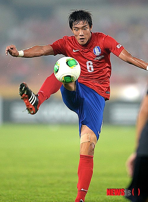 【서울=뉴시스】홍정호(24)가 독일 분데스리가 아우크스부르크에 입단 계약에 사인했다. 사진은 홍정호가 지난 7월 28일 오후 서울 송파구 잠실종합운동장에서 열린 2013 동아시안컵 남자부 대한민국과 일본의 경기에서 볼을 잡고 있는 모습.