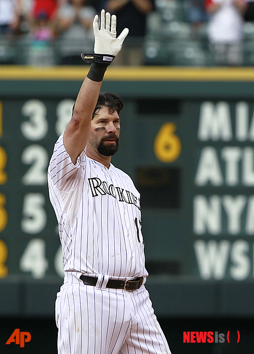 【덴버=AP/뉴시스】메이저리그(MLB) 콜로라도 로키스의 베테랑 1루수 토드 헬튼(40)이 2일(한국시간) 미국 콜로라도주 덴버의 쿠어스 필드에서 열린 2013 메이저리그 신시내티 레즈와의 경기에서 통산 2500안타 고지를 밟은 뒤 홈팬들에게 감사의 인사를 전하고 있다. 