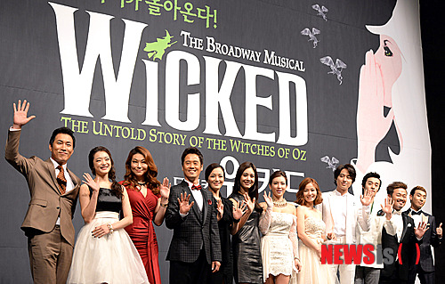 【서울=뉴시스】서재훈 기자 = 2일 오후 서울 중구 소공동 웨스틴조선호텔에서 뮤지컬 '위키드' 제작발표회가 열린 가운데 출연배우들이 포즈를 취하고 있다.&nbsp; 왼쪽부터 배우 조정근, 이예은, 김영주, 남경주, 박혜나, 옥주현, 정선아, 김보경, 이지훈, 조상웅, 이상준, 김동현. 2013.09.02.&nbsp; jhseo@newsis.com