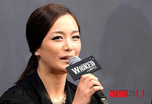 【서울=뉴시스】서재훈 기자 = 2일 오후 서울 중구 소공동 웨스틴조선호텔에서 뮤지컬 '위키드' 제작발표회가 열린 가운데 출연배우 박혜나가 취재진 질문에 답하고 있다. 2013.09.02.&nbsp; jhseo@newsis.com