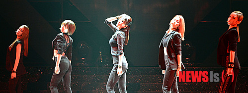 【서울=뉴시스】홍찬선 기자 = 그룹 카라 4집 앨범 발매기념 컴백 쇼케이스가 열린 2일 오후 서울 광진구 광장동 악스홀에서 타이틀 곡 '숙녀가 못 돼'를 열창하고 있다. 2013.09.02.&nbsp; mania@newsis.com