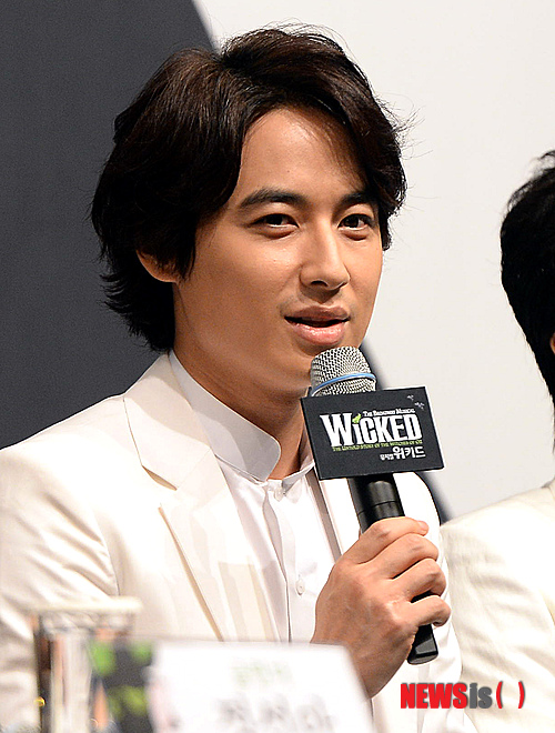 【서울=뉴시스】서재훈 기자 = 2일 오후 서울 중구 소공동 웨스틴조선호텔에서 뮤지컬 '위키드' 제작발표회가 열린 가운데 출연배우 이지훈이 취재진 질문에 답하고 있다. 2013.09.02.&nbsp; jhseo@newsis.com