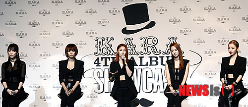 【서울=뉴시스】홍찬선 기자 = 그룹 카라 4집 앨범 발매기념 컴백 쇼케이스가 열린 2일 오후 서울 광진구 광장동 악스홀에서 카라가 전현무와 토크를 진행하고 있다. 2013.09.02.&nbsp; mania@newsis.com