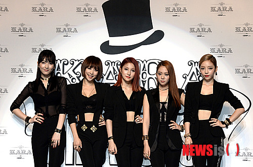 【서울=뉴시스】홍찬선 기자 = 그룹 카라 4집 앨범 발매기념 컴백 쇼케이스가 열린 2일 오후 서울 광진구 광장동 악스홀에서 카라가 포토타임을 하고 있다. 2013.09.02.&nbsp; mania@newsis.com 