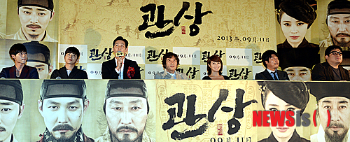 【서울=뉴시스】조성봉 기자 = 2일 오후 서울 중구 메가박스 동대문점에서 열린 영화 ‘관상’ 언론시사회 및 기자간담회에 참석한 배우 이종석(왼쪽), 조정석, 이정재, 백윤식, 김혜수, 송강호, 한재림 감독이 취재진의 질문에 답변하고 있다. 영화 '관상'은 왕의 자리가 위태로운 조선 시대를 배경으로 얼굴을 통해 앞날을 내다보는 천재 관상가가 나라의 운명을 바꾸려 하면서 벌어지는 이야기를 그린 영화다. 2013.09.02.&nbsp; suncho21@newsis.com