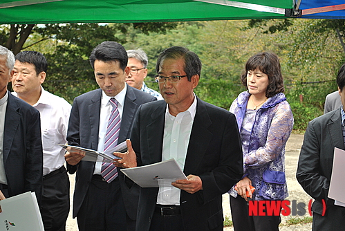 【정읍·김제=뉴시스】김종효 기자 = 2일 전북 정읍시와 고창군, 부안군이 공동으로 추진 중인 서남권광역공설화장장 건립사업과 관련해 김제시의 반발이 거센 가운데 전북도 갈등조정자문위원회의 현장실사가 진행됐다.&nbsp;&nbsp;&nbsp; 화장장 예정부지인 구 천애가든에서 심병연 의원장이 감곡면주민들의 입장을 듣고 조정위의 역할을 설명하고 있다. 2013.09.02.&nbsp;&nbsp; seun6685@newsis.com&nbsp;&nbsp;&nbsp; 