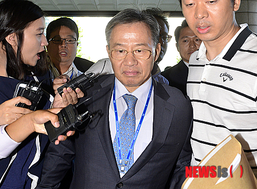 【서울=뉴시스】최동준 기자 = '여대생 청부살인 사건'의 주범 윤길자씨에 허위 진단서 발급을 위해 금품을 제공한 혐의를 받고 있는 전 남편 류원기 영남제분 회장이 3일 오전 영장실질심사를 받기 위해 서울 마포구 서울서부지방법원으로 들어서고 있다. 2013.09.03.&nbsp; photocdj@newsis.com