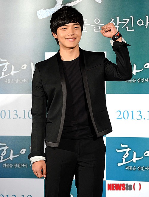 【서울=뉴시스】 박영태 기자 = 배우 여진구가 3일 서울 둥대문의 메가박스 동대문에서 진행된 영화 ‘화이: 괴물을 삼킨 아이’ 언론시사회에서 포토타임을 갖고 있다.&nbsp; 영화 ‘화이: 괴물을 삼킨 아이’는 5명의 범죄자 아버지를 둔 소년 ‘화이’와 그의 인생을 송두리째 바꿔놓은 범죄 집단의 냉혹한 리더 ‘석태(김윤석 분)’, 한 발의 총성 이후 모든 것이 바뀌어 버린 이들의 끝을 향해 치닫는 갈등과 복수를 그린 작품으로 10월 개봉 예정이다. 2013.09.03.&nbsp; since1999@newsis.com&nbsp; 