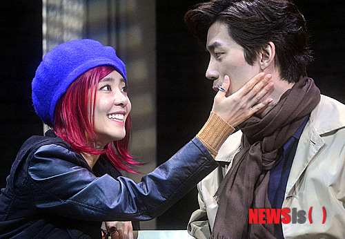 【서울=뉴시스】최동준 기자 = 3일 오후 서울 대학로 아트원씨어터에서 열린 연극 '클로저' 프레스콜에서 배우 이윤지와 신성록이 열연하고 있다. 연극 '클로저'는 현대인의 사랑, 통념의 예외를 보여주는 연극으로 오는 12월 1일까지 공연된다. 2013.09.03. photocdj@newsis.com