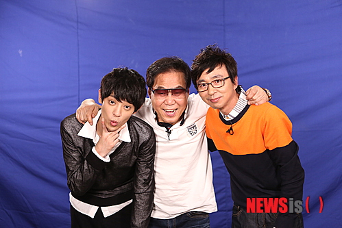 【서울=뉴시스】오제일 기자 = KBS 2TV가 추석을 맞아 파일럿 프로그램 '스타 베이비시터-날 보러와요'를 방송한다.&nbsp; 육아와는 어울리지 않을 듯한 연예인들이 베이비시터로 나서며 일어나는 일들을 담는 관찰 버라이어티쇼다.&nbsp; 가수 조영남(68) 정준영(24), 개그맨 김국진(47)이 '스타 베이비시터'로 나선다. 이들은 지난 1일 소아 정신과전문의 서천석 교수와 함께 '아이돌보미 교육'을 받았다.&nbsp; 탤런트 신애라(44)가 내레이션을 맡는다. 18일 오후 6시20분 방송된다.&nbsp; kafka@newsis.com