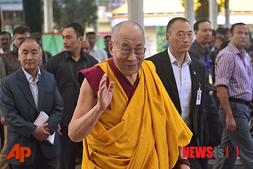 【서울=뉴시스】하도겸 박사의 ‘히말라야 이야기’ <29>&nbsp; 지난 7월 30일 칼럼 ‘달라이 라마, 티베트인 분신 막아라’에서 티베트 망명정부는 더는 분신을 언급하며 이를 이유로 중국정부를 비난해서는 안 된다고 요구했다. 그러한 행동은 결론적으로 분신을 소신공양으로 순교화시킬 뿐이다. 그로 인해 고통받는 티베트인들로 하여금 불교에서는 금지하는 자살의 다른 형태인 분신을 준비시키는 결과를 낳는다. 결국, 이를 통해 중국정부는 오히려 문화정치로서 티베트 식민지화를 더욱 공고히 할 것이다. 이제 달라이라마와 티베트 망명정부는 안타깝지만, 구태를 벗어나 달라이라마의 생전 귀환과 자치를 위한 다른 방도를 구해야 한다. 무엇보다도 오히려 중국에 도움이 돼버린 안타까운 분신자살이 더는 일어나지 않도록 결사적으로 막아야 한다고 요구했다. 그렇지 않으면 베이다이허(北戴河) 여름회의에서 중국의 핵심이익인 티베트 문제에 대한 좀 더 공고한 통치방법에 대한 논의가 지속할 것으로 예측한 바 있다.&nbsp; 8월 5일에는 여름철 연례행사로 중국 최고 지도부와 원로들이 휴가를 보내며 주요 정책을 논의하는 베이다이허(北戴河) 회의에 권력 서열 5위의 정치국 상무위원 류윈산(劉雲山)이 참가하면서 회의 개막이 공식화됐다. 실제로 이 회의는 1일부터 시작됐지만, 류 상무위원이 회의에 참가하는 대신 티베트(시짱, 西藏)를 순시하며 분신 등 자치 요구가 거세지는 티베트의 사회안정 방안 협의로 늦춰졌다. 물론 베이다이허 회의를 탐탁지 않게 생각하는 시진핑 주석의 의향이 반영된 것이겠지만, 다른 위원들이 회의에 참가하거나 임지를 지킨 것과는 달리 류상무 위원이 티베트를 방문한 것은 그만큼 중국정부가 티베트문제를 중요하게 생각한다고 분석해도 크게 문제는 없다.&nbsp; 회의에서는 다른 문제와 함께 신장웨이우얼과 티베트의 분리주의 문제 등이 거론된 것으로 확인된다. 류 상무위원은 라싸 등 티베트 주요 지역에서 경계활동을 펼치는 무장경찰과 군대 등을 위로 방문하면서 “달라이 라마가 주장하는 ‘대티베트 자치구’나 ‘고도자치’는 중국의 헌법과 법률에 완전히 어긋날 뿐 아니라 티베트 불교의 근본이익에도 어긋나며, 티베트 불교가 달라이 라마 집단의 분열적 본질을 명백히 깨달아야 조국의 통일과 민족단결을 유지할 수 있고 티베트의 안정과 조화를 성취할 수 있다”고 강조했다.&nbsp; 8월 7일에는 하안거에 들어간 달라이라마가 극히 이례적으로 티베트인의 분신이 일어나지 않도록 금강승 수행을 하는 전 세계의 신도들에게 기도해달라고 부탁을 했다. 파율닷컴(phayul.com)에 의하면, 지난달 8일 티베트 망명정부의 총리인 롭상상가이 박사는 출라캉(Tsuglakhang) 사원에서 열린 특별기도회에서 자기희생 즉, 분신 등의 과격한 항의를 삼가 달라고 티베트 내부에 호소했다. 하지만 롭상 박사는 이러한 호소 뒤에 분신은 정치적 종교적 억압과 경제적 소외, 사회적 차별, 환경파괴 등 중국의 잘못된 정책으로 발생했으며 티베트인들의 절망과 분노의 새로운 임계점을 나타낸다고 주장했다.&nbsp; 결국, 중국정부 처지에서 보면 겉으로는 분신하지 말라고 하면서 속으로는 결국 분신을 거론하며 분신의 의미를 재조명, 중국정부의 잘못된 정책 탓이라고 비난한 것이다. 분신을 티베트 망명정부에서 정치적으로 이용하고 있으며 말리기는커녕 부추기고 있다고 이해할 수밖에 없는 시추에이션이 계속되고 있는 셈이다. 중국정부를 자극해서 얻어낼 수 있는 것이 과연 무엇인가 의아스럽다. 미국의 CIA와 같은 보이지 않은 손이 활동을 하는 것인가?&nbsp; 8월 13일 중국 정부는 칭하이성 위수티베트족자치주에서 발생한 주민의 광산개발 항의 시위를 강경 진압했다고 한다. 주민 3000여 명이 지진이 잦은 이 지역에서 환경 파괴까지 하며 중앙정부로부터도 허가받지 않은 광산 개발을 하는 것에 반대하는 시위를 벌이는 과정에서 수백 명의 군과 경찰이 시위 군중을 해산시키기 위해 최루탄을 발사했고 전기봉으로 시위대를 구타해 중상자가 속출했고 주민 한 명이 항의 표시로 자살까지 한 것으로 알려졌다.&nbsp; 사실이라면 베이다이허에서 중국정부가 무엇을 결정했는지 쉽게 짐작이 되는 부분이다. 결국, 종교적 열망이 깊은 티베트인의 분신과 자살 등의 자기희생은 멈추지 않을 전망이다. 티베트 망명정부가 달라이라마의 평화적인 중도노선을 포기하지 않는 한 분신이나 자살 등은 안타까운 소신공양이나 종교적인 자기희생에 멈출 것이다. 하지만 그 결과 중국의 표면적으로는 부드러운 그러나 시위 등에는 강경한 문화정치는 더더욱 공고해질 뿐임을 알아야 한다.&nbsp; 5월 24일 칼럼 ‘칭하이성의 아름다운 보물’에서 영토문제의 미래는 알 수 없으며, 역사가 지속하는 한 최후의 승리자는 결국 누가 그 문화의 정수를 얻어서 계승하는가에 낙점이 찍힌다고 주장했다. 문화의 주인공은 영토와 정통성을 얻는다. 이러한 측면에서 인도 다람살라에서 티베트의 전통문화를 계승하는 티베트 망명정부가 양성하는 승려들과 중국 정부에 의해서 보호와 지원을 받는 칭하이성 최고 예술가들의 진검승부를 엿보는 것이 중요한 관점 포인트라고 설명한 바 있다. 또 8월 18일 칼럼 ‘따시델렉 티베트! 안녕하세요 티베트!’에서는 달라이라마의 모국어 교육을 지지하며, 우리 민족이 그랬듯이 모국어를 사용하는 민족이 있는 한 언제나 희망은 남아 있다고 주장했다.&nbsp; 8월 25일 로스앤젤레스를 방문한 상가이 사장은 중국의 강경 정책으로 신장웨이우얼자치구, 네이멍구자치구 등과 비슷한 암울한 처지에 있다고 밝혔다. 최근 신장웨이우얼자치구에서 경찰의 발포로 최소한 16명이 사망한 사태에 주목하면서 티베트 문제 해결을 위해 중국 정부와 윈윈하는 평화적인 길을 모색해야 한다고 강조했다. 그는 티베트 청년들에게 근신하면서 학업에 열중하라고 격려하고 민족 문화를 계승하고 민족이 영구히 생존할 수 있는 공간을 찾는 책임을 용감하게 짊어지라고 주문했다. 그는 티베트 민족이 티베트 고원지대에 거주해온 지 1100년이 지났다면서 젊은 세대가 노력을 게을리하면 티베트가 지도상에서 사라질 위기를 맞을 것이라고 덧붙였다.&nbsp; 결국, 티베트 문제는 중국이 온전한 G2인 이상 해결될 수 없는 문제다. 수천 년의 중국 역사에서 보이듯 지금의 중국이 몇 년이 지속할지는 아무도 예측할 수는 없다. 그러나 수백 년 지속할 수는 없을 것이다. 그때를 기다리며 서구문명과 과학과 우리 불교의 만남을 가장 조화롭게 융화시키고 있는 달라이라마의 티베트의 종교와 문화의 계승과 발전에 대한 비전을 실행하고 있어야 한다. 그래야 달라이라마 사후 티베트불교에 대한 열풍이 끝났을 때 티베트의 가까운, 그러나 오래된 미래를 제대로 준비할 수 있을 것이다.&nbsp; 칼럼을 쓰면서 몇몇 티베트 정부 관련자나 달라이라마 추종자들의 비난을 직간접적으로 듣곤 한다. 훌륭한 수행자인 달라이라마를 존경하지만, 그렇다고 티베트인이 아닌 이상 이 나라 이 민족으로 태어난 이유와 인연이 있다. 일제를 경험한 나라의 백성으로서 나라를 잃은 티베트인에 동정이 가지만 그러기에 더욱더 우리나라가 소중하다. 그렇다고 지중파나 친중파는 더욱 아니다. 불자는 부처님이 가르쳐 준 팔정도 가운데 바른 견해인 정견을 버려서는 안 된다. 따라서 불자들은 나무달라이라마존자 즉, 달라이라마에게 귀의하는 것이 아니다. 나무마하반야바라밀 즉, 지혜행에 귀의해서 바른 견해를 내야 한다. 모든 문제의 해결은 냉철한 현실인식에서 비롯된다. 현실을 직시하지 않고 환상에 빠져 아상을 내서는 안 된다. 더는 달라이라마 마케팅을 하는 사람들의 밥그릇 챙기기에 들러리 서서도 안 된다. 티베트에 대해 모르는 게 참으로 많은 까닭에 좁은 소견이나 지식 그리고 왜곡도 있다. 그래서 이에 대한 정확한 근거를 제시하는 그런 비난이 아닌 비평을 매일매일 겸허하게 기다려 본다.&nbsp; 국립민속박물관 학예연구사 galmun@hanmail.net