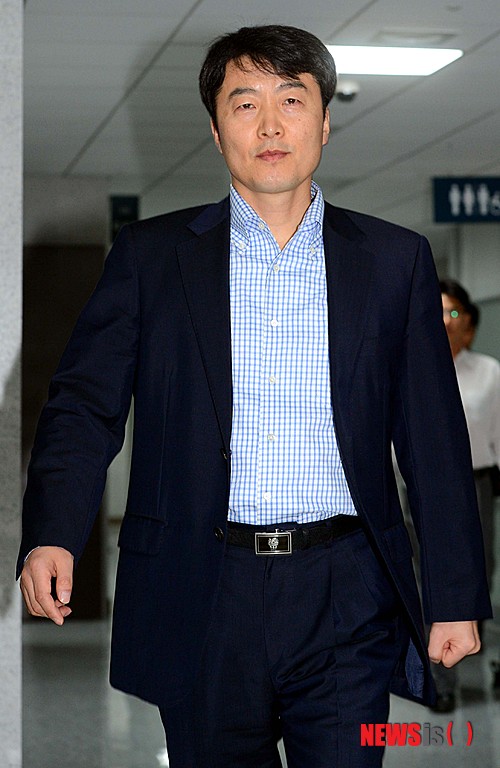 【서울=뉴시스】박동욱 기자 = 내란음모 혐의를 받고 있는 통합진보당 이석기 의원이 4일 오전 서울 국회 의원회관에 들어서고 있다. 2013.09.04.&nbsp; photo@newsis.com