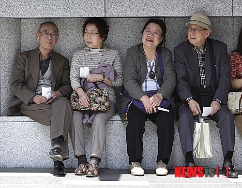 【서울=뉴시스】김정환 기자 = 서울 강남에 거주하는 이모(73)씨는 치매를 동반한 파킨슨병 환자다. 대학병원에서 처방 받은 파킨슨병 약과 치매 약을 복용해왔지만, 사지 떨림과 치매 증상은 점점 심해졌다. 다른 대학병원을 찾았지만 결과는 마찬가지였다.&nbsp; 이후 이씨는 줄기세포 재생의학 클리닉에서 신경강화 줄기세포 촉진제 치료를 받았다. 치매 증상과 파킨슨병 떨림 증상이 크게 호전되기에 이르렀다.&nbsp; 줄기세포 촉진제 치료가 치매에 효과적이라는 사실은 잘 알려져 있다. 여기에 신경강화 줄기세포 촉진제를 사용해 치매와 더불어 파킨슨병까지 치료하는 사례가 속속 나오고 있다.&nbsp;&nbsp; 파킨슨병은 치매, 뇌졸중과 함께 3대 노인성 뇌 질환으로 손꼽힌다. 뇌의 흑질(substantia nigra)이란 곳에서 ‘도파민’이라는 신경전달물질을 분비하는데, 이 부위의 신경세포가 손상돼 도파민 분비가 저하되는 것이 파킨슨병이다. 주로 60대 이상에서 발견되는 파킨슨병의 정확한 원인은 밝혀지지 않고 있다. 주 증상은 떨림이다. 움직일 때보다 정지 상태에서 떨림이 강하게 나타나는 것이 특징이다.&nbsp; 파킨슨병 초기에는 후각이 둔해지고 변비 증상을 경험할 수도 있다. 잠꼬대를 심하게 하는 환자도 있다. 화를 쉽게 내거나 우울해지는 등 기분 장애 역시 초기 증상일 수 있다. 병이 진행되면 손이나 팔의 떨림이 나타난다. 떨림 증상 탓에 병원을 찾았을 때는 이미 수개월에서 수년간 파킨슨병이 진행된 경우가 많다.&nbsp; 파킨슨병의 손과 팔 떨림은 주로 한쪽에서 시작된다. 병이 악화되면서 양쪽 손이나 팔에서 진동을 관찰할 수 있다. 구부정한 자세나 보행 장애 역시 파킨슨병의 증상이다. 자전거를 탈 때에는 문제가 없는데 걸음은 걷지 못하는 환자도 있다. 파킨슨병은 차차 더 깊어지면서 치매를 동반하기도 한다.&nbsp;&nbsp; 파킨슨병 의증이 있으면 신경세포의 손상 정도를 알아보기 위해 도파민 운반체 영상 양전자단층촬영(FP-CIT PET) 진단을 한다. FP-CIT PET상 파킨슨병 환자의 뇌는 일반인에 비해 도파민 신경세포 부위가 상대적으로 적다.&nbsp; 스템스 줄기세포 재생의학 클리닉 박재우 박사는 “기존의 약물 치료와 뇌심부 자극술의 효과는 썩 좋지 않다. 증상 치료일 뿐이다. 파킨슨병은 증상이 지속적으로 나빠지기 때문”이라며 “원인 치료가 가능한 줄기세포 치료로 관심이 쏠릴 수밖에 없다”고 밝혔다.&nbsp;&nbsp; 줄기세포 치료는 뇌 손상 부위를 재생하는 것으로 줄기세포 주입이 쉽지 않은 것이 단점이나, 치매 치료에 사용하는 신경강화 줄기세포 촉진제를 파킨슨병에도 성공리에 적용하고 있다. 신경강화 줄기세포 촉진제는 줄기세포와 달리 주입이 간단하며, 또 병변 부위를 재생 치료한다는 점에서 특히 주목된다.&nbsp; 박 박사는 “신경강화 줄기세포 촉진제로 파킨슨병 증상이 개선되더라도 운동은 꾸준히 하는 것이 좋다”고 권했다.&nbsp; ace@newsis.com