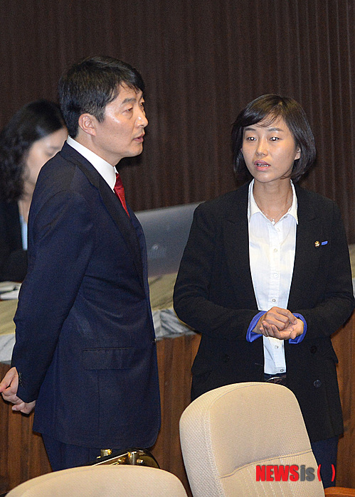 【서울=뉴시스】전진환 기자 = 4일 오후 이석기 통합진보당 의원에 대한 체포동의안 표결을 위한 본회의가 열린 서울 여의도 국회 본회의장에서 이석기 의원이 김재연 의원으로부터 이야기를 듣고 있다. 이석기 의원은 지난 5월 12일 합정동 RO모임 강연에서 유류저장소 폭파와 총기탈취 등의 발언으로 내란음모 혐의를 받고 있다. 2013.09.04.&nbsp; amin2@newsis.com 