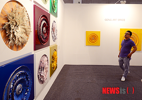 【광주=뉴시스】배동민 기자 = 4일 오후 2013 광주국제아트페어가 개막한 광주 서구 치평동 김대중컨벤션센터에서 관람객들이 작품을 보고 있다. 2013.09.04. guggy@newsis.com